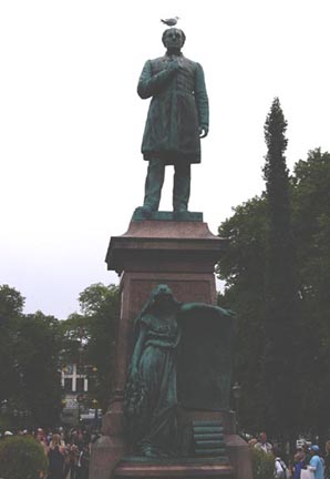 Runeberg Statue